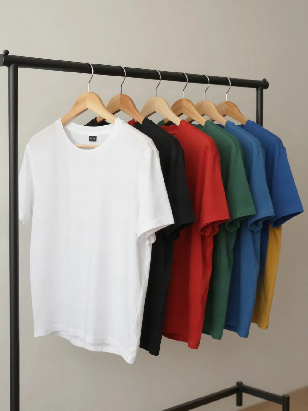 Remeras básicas lisas de algodón en varios colores colgadas en un perchero